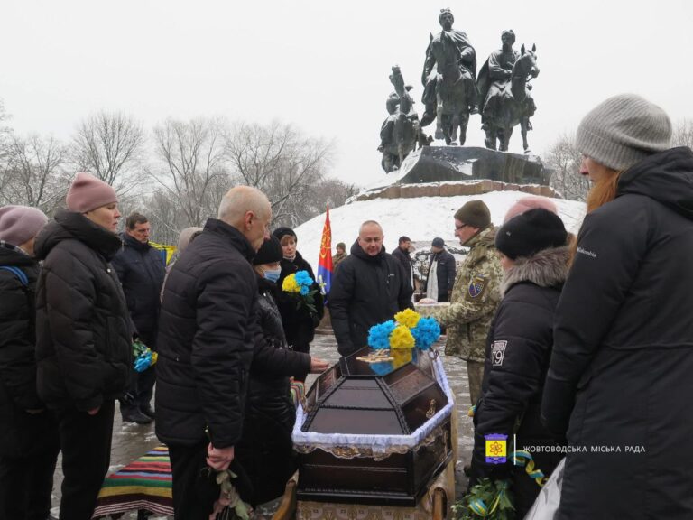 Жовті Води попрощалися з воїном Михайлом Власенком