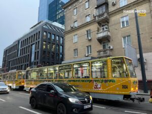 Святковий настрій на колесах: у Дніпрі прикрашені тролейбуси та трамваї