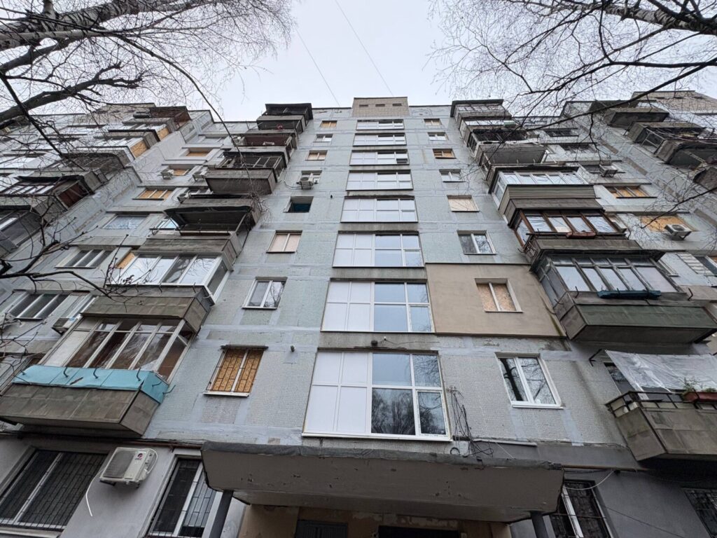 Дніпро відновлює будинок після ракетного удару