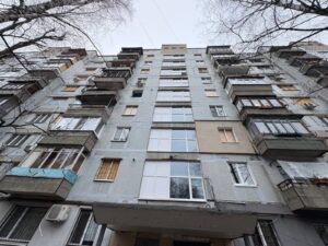 Дніпро відновлює будинок після ракетного удару