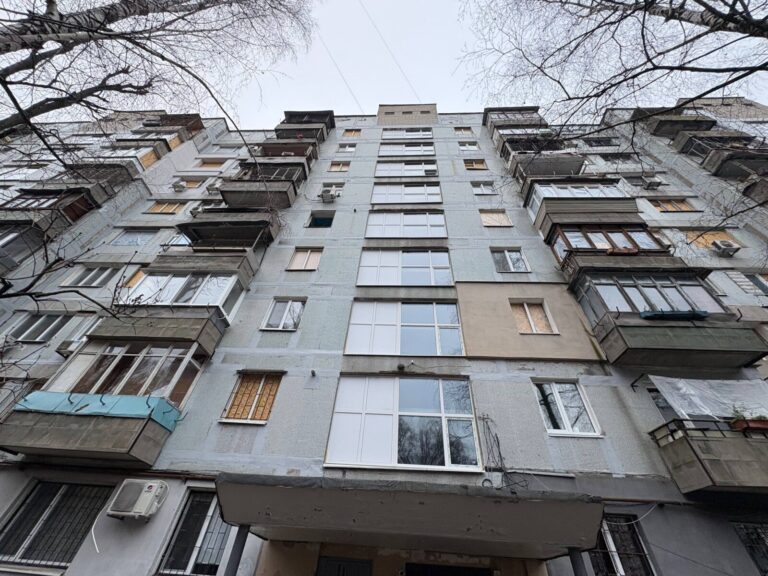 Дніпро відновлює будинок після ракетного удару