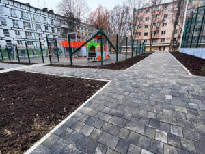Нова зона відпочинку на 12 кварталі у Дніпрі: спортивний майданчик та озеленення