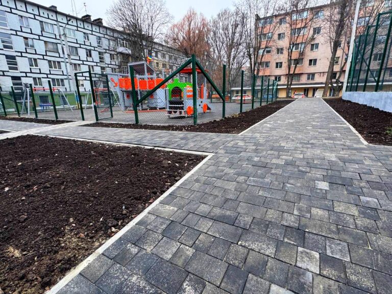 Нова зона відпочинку на 12 кварталі у Дніпрі: спортивний майданчик та озеленення