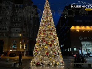 Дніпро святково прикрашений: головна ялинка та атмосферні фотозони