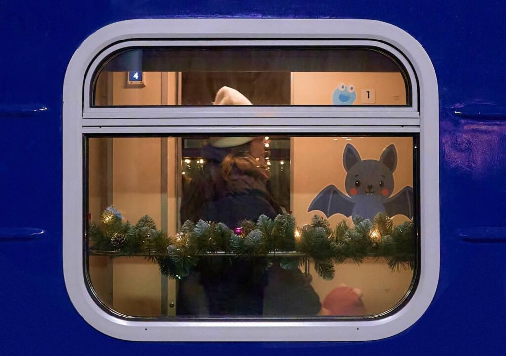 Укрзалізниця під час свят: додаткові поїзди для подорожей