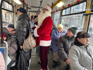 Різдвяна магія у Дніпрі: Санта Клауси роздають подарунки в трамваях