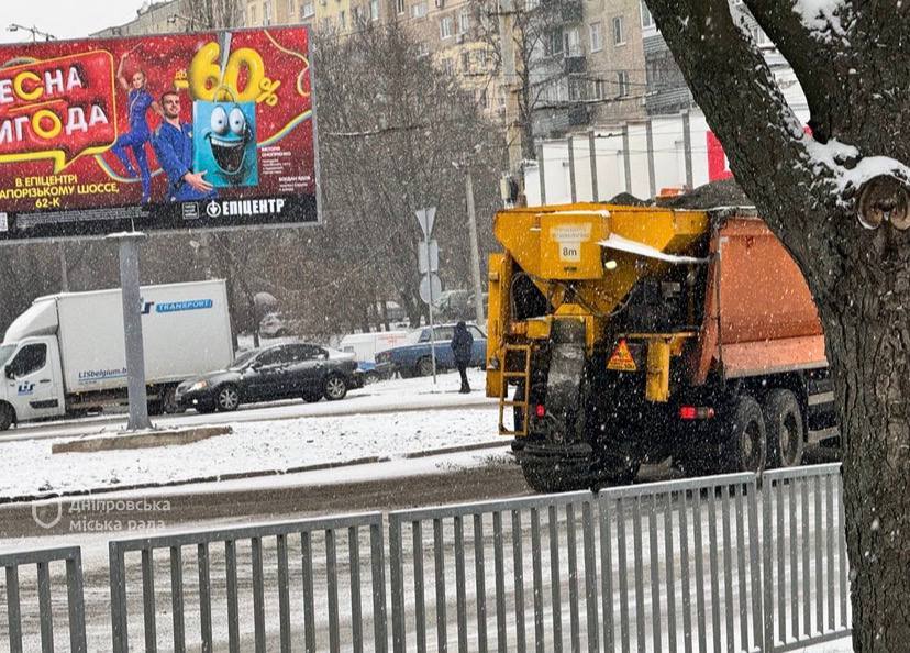 Дніпро бореться зі снігопадом: комунальники не зупиняються