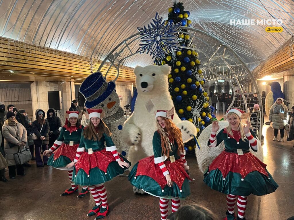 У метро Дніпра засяяла головна ялинка міста