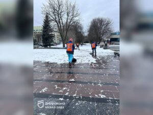 Комунальники Дніпра забезпечують безперебійний рух у місті
