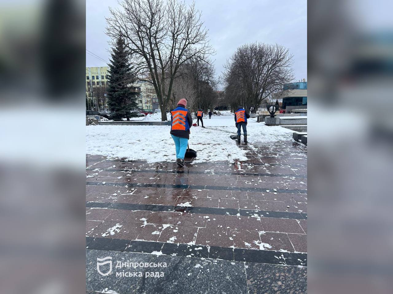 Комунальники Дніпра забезпечують безперебійний рух у місті