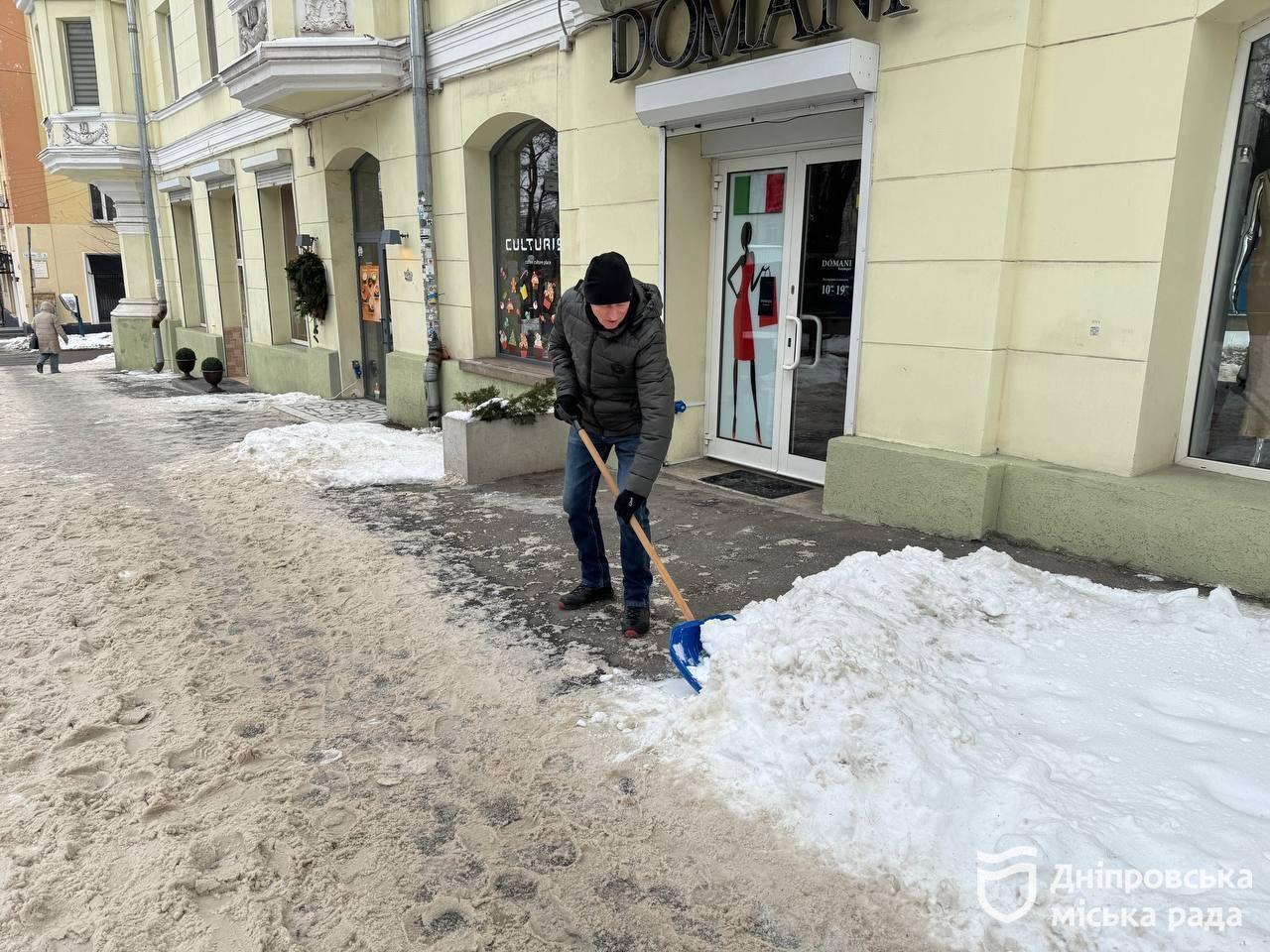 У Дніпрі нагадують про необхідність чищення тротуарів підприємцями
