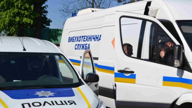 Масове замінування у Дніпрі: рятувальники обстежили вокзали та ТРЦ