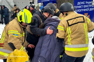 У Дніпрі частково зруйновано житлову 16-поверхівку через атаку безпілотниками