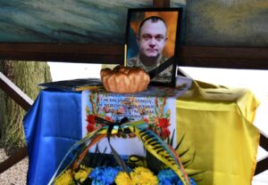 Нікополь прощався з героєм: похорон Дмитра Мирошниченка