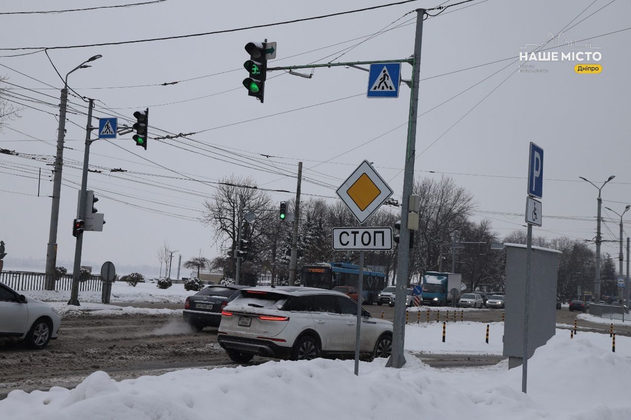 Безпечні вулиці Дніпра: оновлення світлофорів та дорожньої розмітки