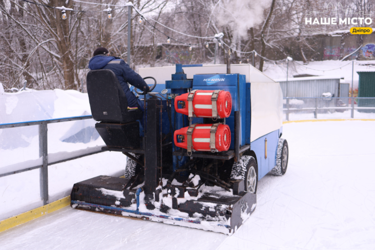День льодовара: як у Дніпрі доглядають за ковзанками