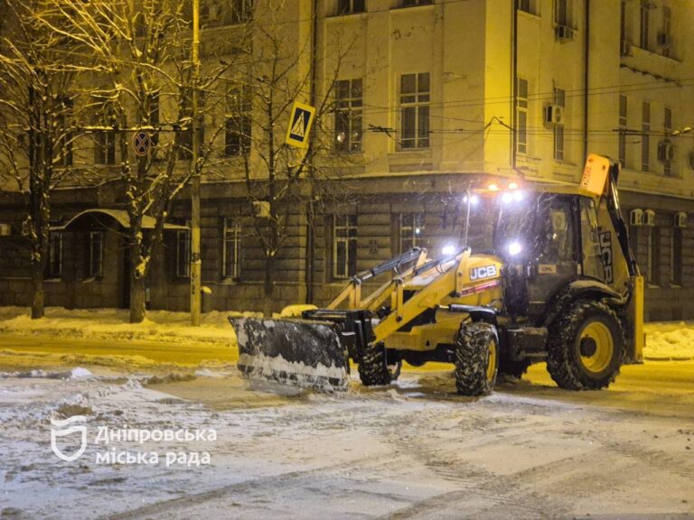 Комунальники Дніпра не встигають за снігопадом: очищення вулиць триває