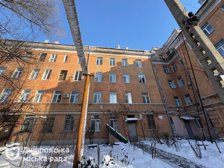 Швидке відновлення: у Дніпрі відремонтували будинок після удару дрона