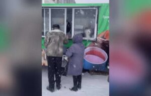 У Дніпрі люди масово скаржаться на отруєння після вживання безкоштовних обідів з кіосків “Громадської сили” Краснова