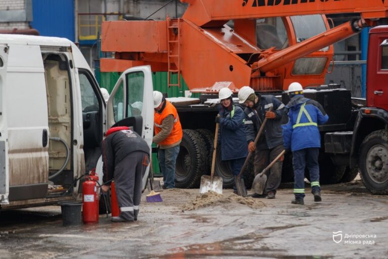 У Дніпрі ліквідували наслідки атаки БпЛА. Завдяки оперативній роботі комунальників вдалося уникнути потрапляння олії в річку