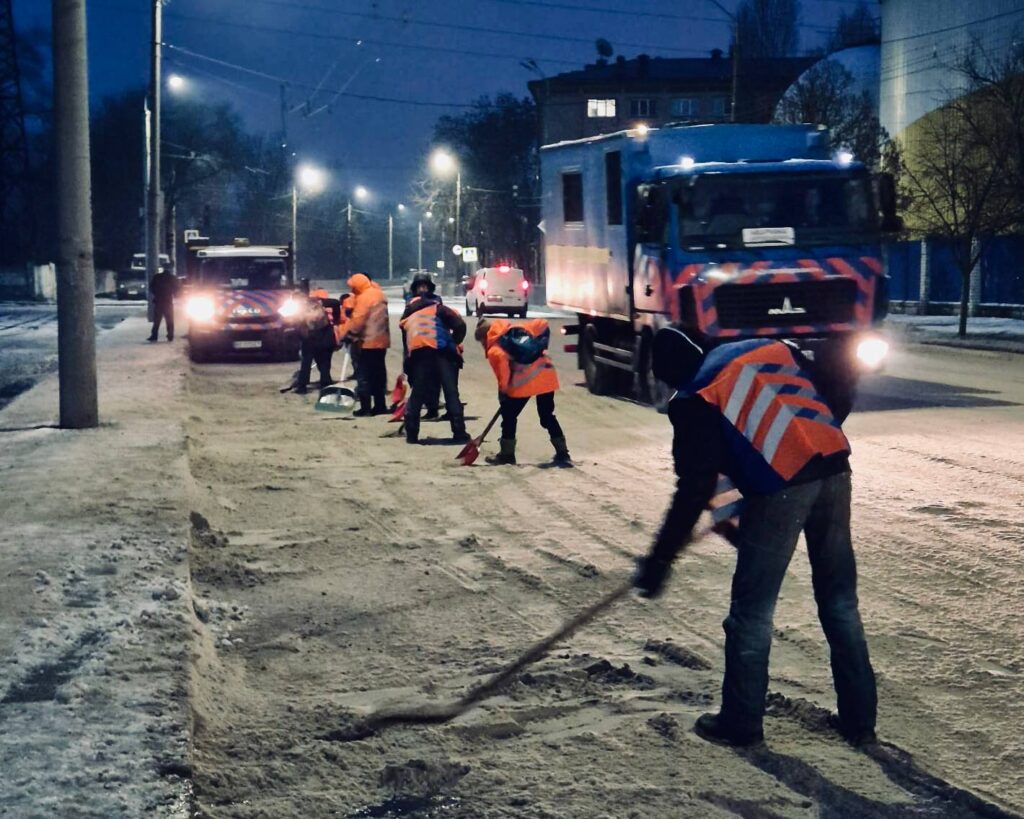 На дороги Дніпра вилилось 300 тонн олії внаслідок атаки БпЛА: рух набережною буде змінено