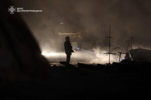 Ворог вночі масовано атакував Дніпро безпілотниками: пошкоджено будинки, навчальні заклади, є поранені