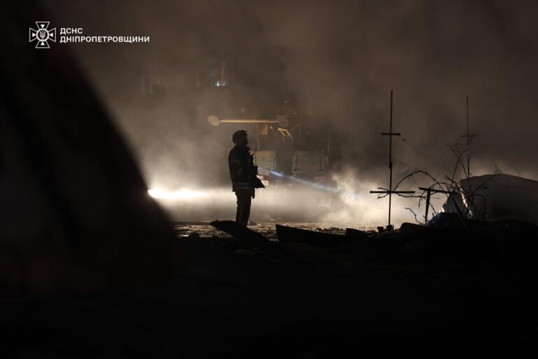 Ворог вночі масовано атакував Дніпро безпілотниками: пошкоджено будинки, навчальні заклади, є поранені
