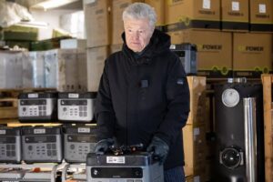Порошенко закликав Україну допомагати Дніпру: його фонд вже передає місту генератори, джерела живлення та буржуйки