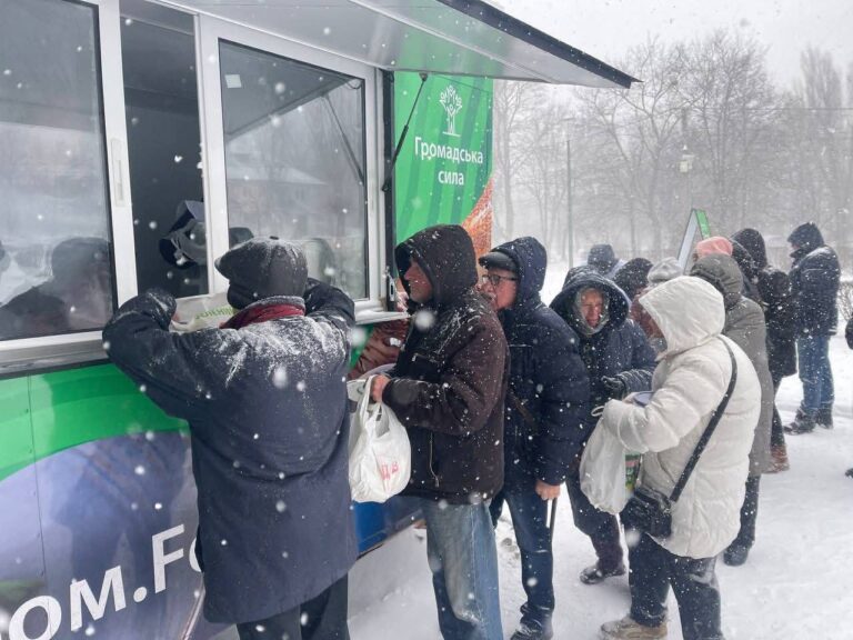 Небезпека зимової благодійності: роздача їжі на морозі шкодить здоров’ю