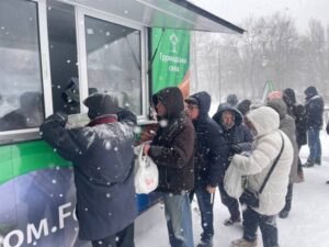 «Благодійна» роздача їжі на морозі від Краснова: чому це небезпечно для здоров’я