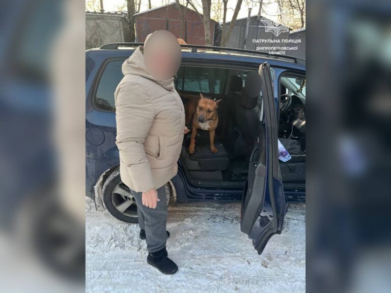 Патрульні у Дніпрі повернули власниці загублену собаку