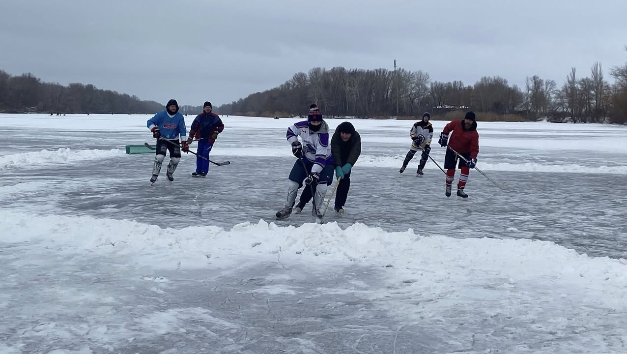 Дніпряни зібрались на зимові хокейні ігри на відкритому льоду