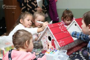 У Дніпрі школярі виготовляють неруйнівні годівниці для звірів на фронті