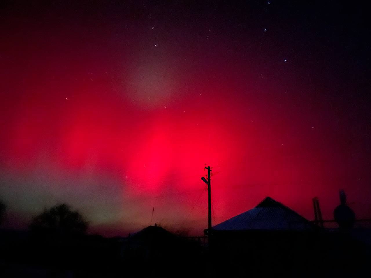 Північне сяйво зачарувало Дніпро: неймовірне небесне шоу
