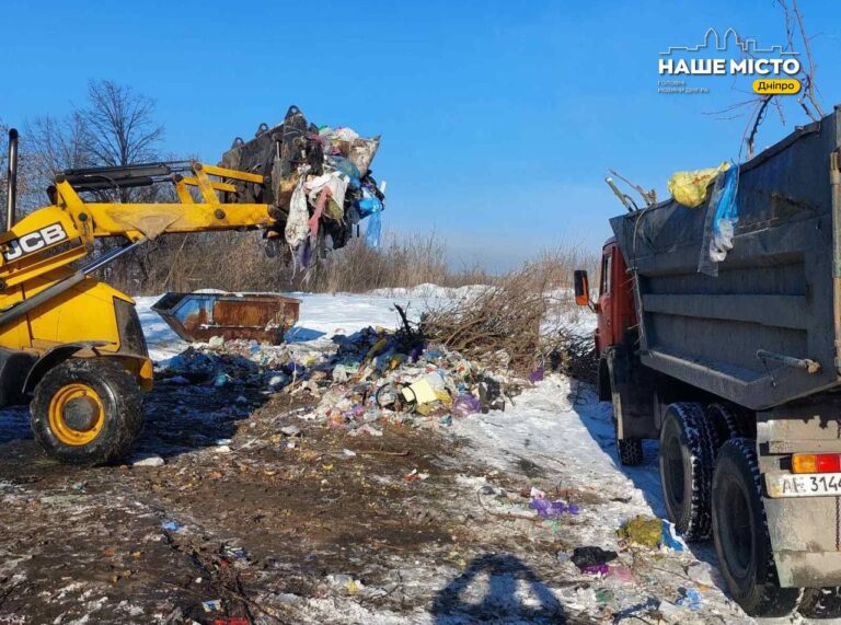 В Дніпрі активно борються зі сміттям: очищення майданчиків
