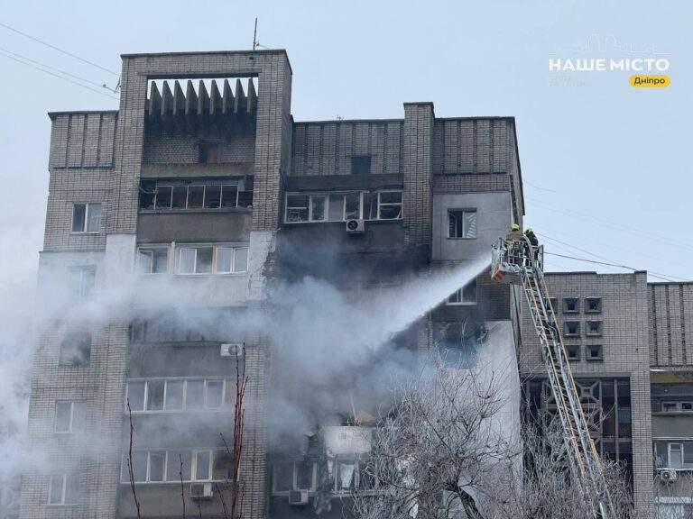 Пожежа в Дніпрі: горить багатоповерхівка через обстріл шахедом