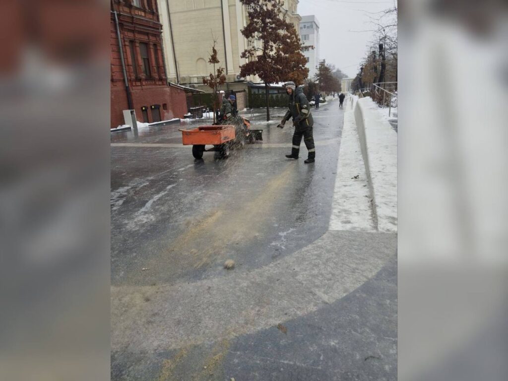 Боротьба з ожеледицею у парках Дніпра: комунальники несуть чергування