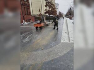 Боротьба з ожеледицею у парках Дніпра: комунальники несуть чергування