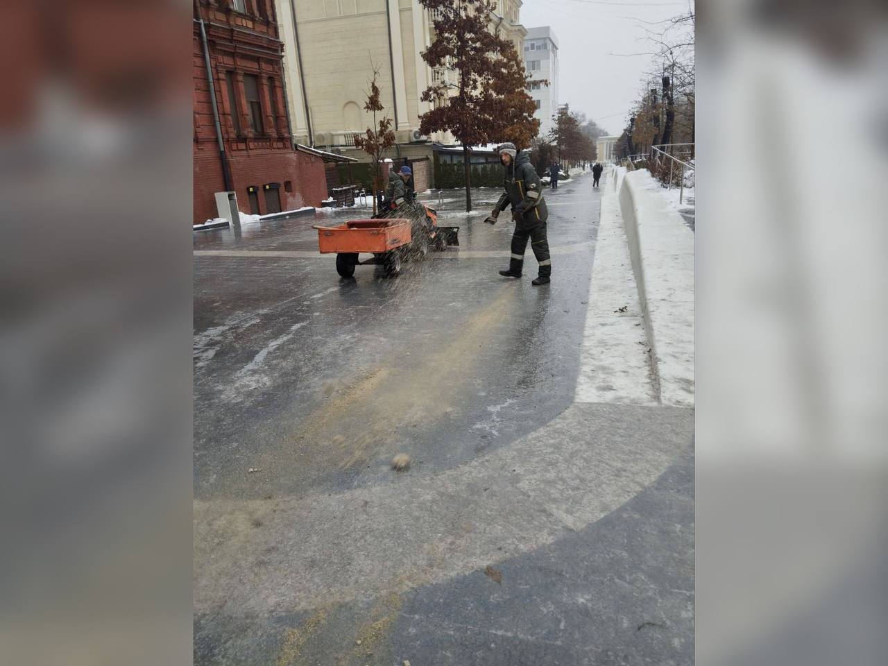 Боротьба з ожеледицею у парках Дніпра: комунальники несуть чергування