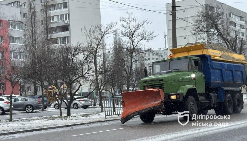 Комунальники Дніпра працюють в посиленому режимі через снігопад