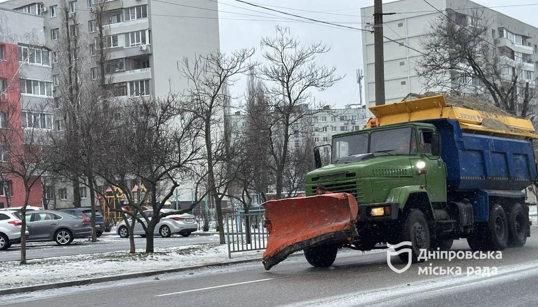 Комунальники Дніпра працюють в посиленому режимі через снігопад