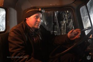 Захисник із Дніпра перетворив стару вантажівку на бойову одиницю