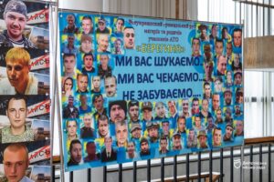 У Дніпрі відкрили виставку на підтримку полонених захисників