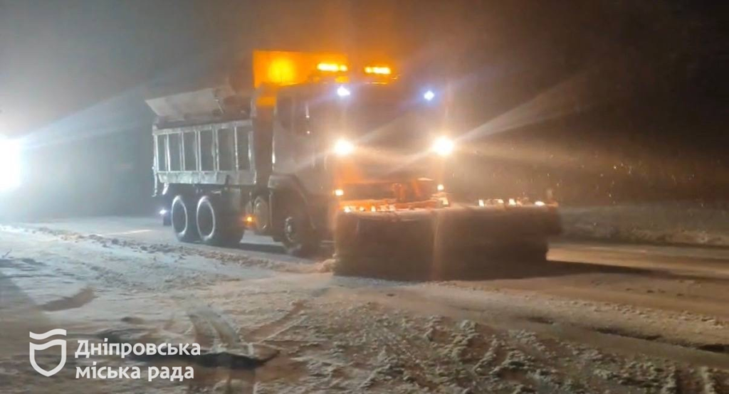 Комунальники трудяться уночі: дороги Дніпра чисті навіть взимку