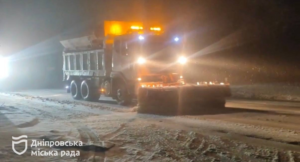 Комунальники трудяться уночі: дороги Дніпра чисті навіть взимку
