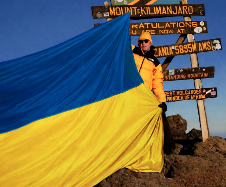 Рекорд на Кіліманджаро: дніпрянин розгорнув найбільший прапор