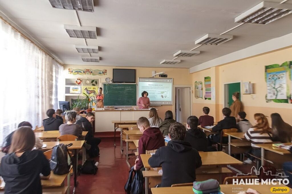 Уряд підсилить контроль за шкільним відвідуванням