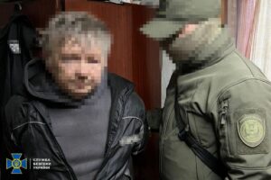 Охоронець автошколи разом із неповнолітнім сином коригував удари ворога по Дніпру