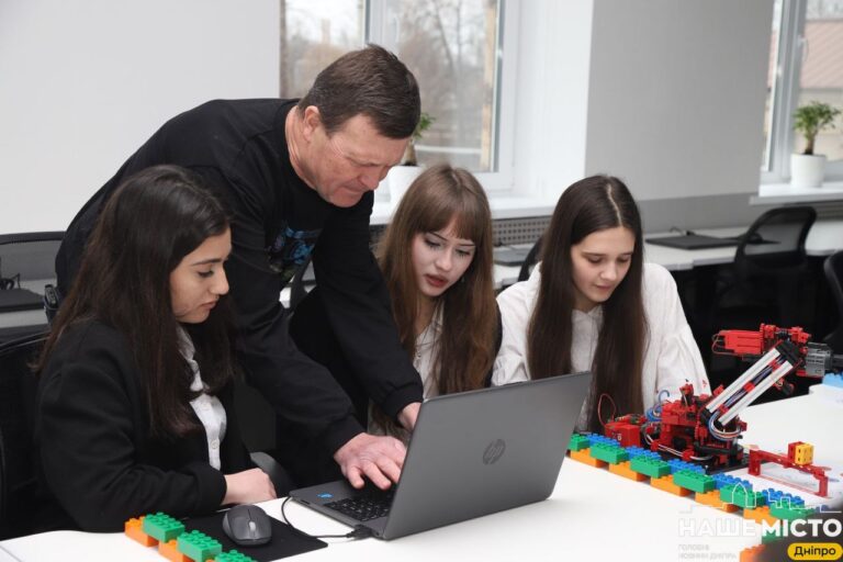 Старшокласники з Дніпра майструють унікальні проєкти у лабораторіях мехатроніки