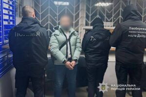 Платні «послуги» та погрози родині: правоохоронці затримали підозрюваного у вимаганні та шахрайстві
